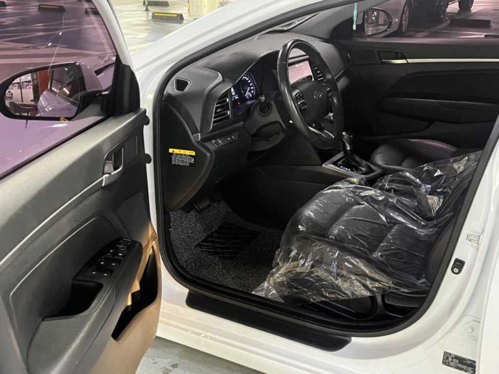 HYUNDAI Avante - Vista 11