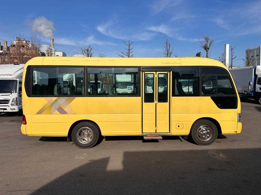 medium and large bus Hyundai bus - Vista 7