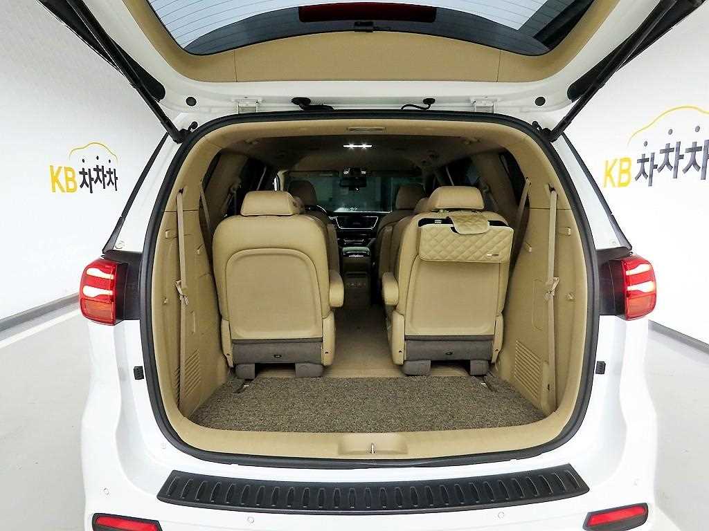 KIA Carnival - Vista 5