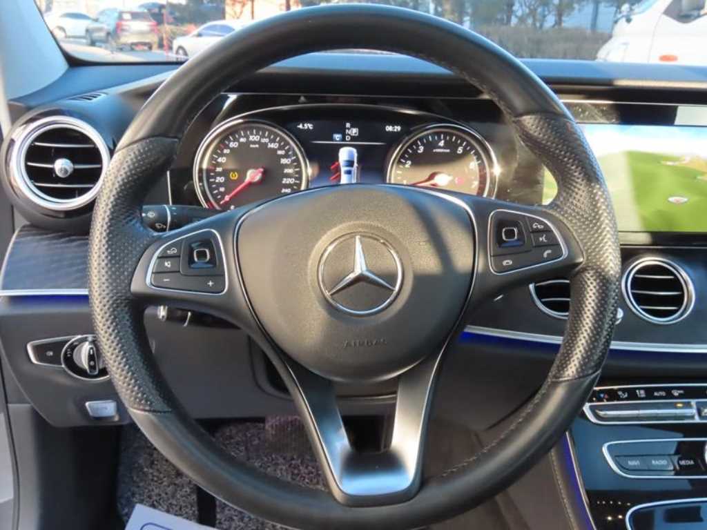 Mercedes Benz E class - Vista 9