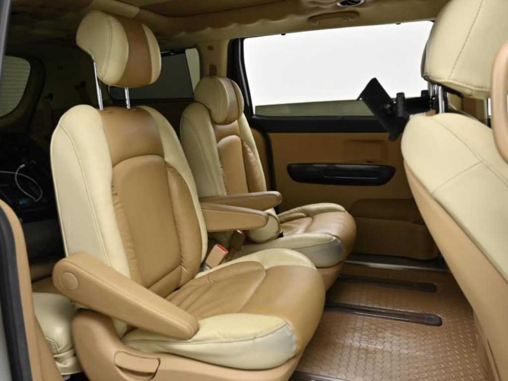 KIA Carnival - Vista 12