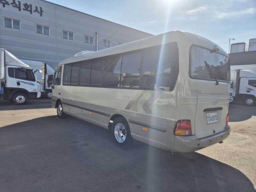 medium and large bus Hyundai bus - Vista 4