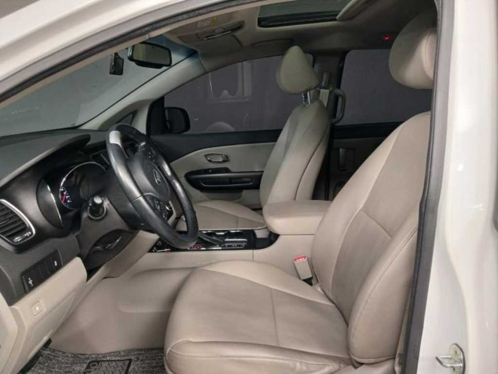 KIA Carnival - Vista 7