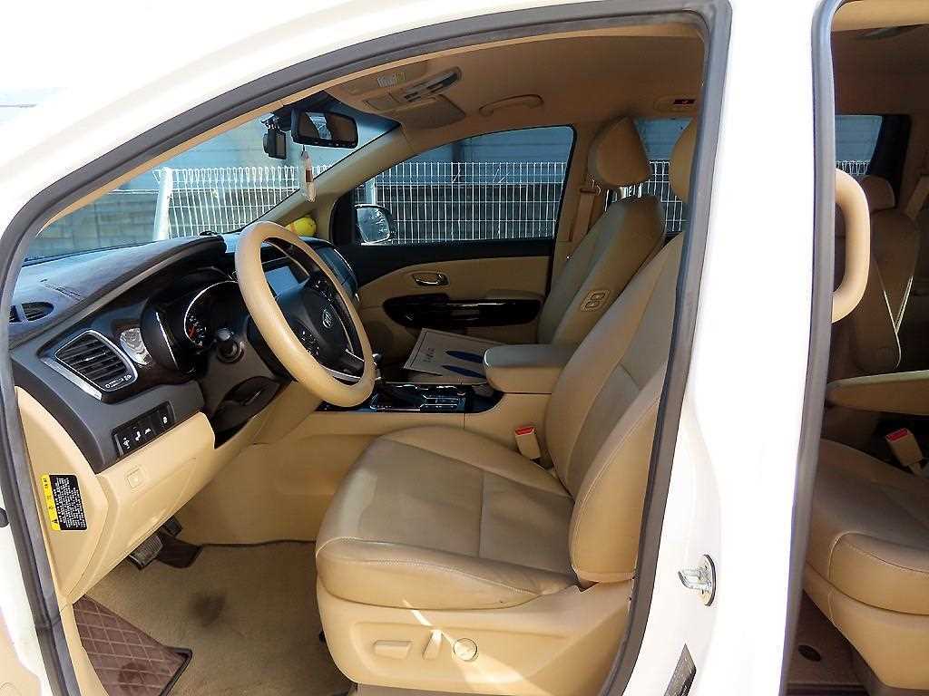 KIA Carnival - Vista 5