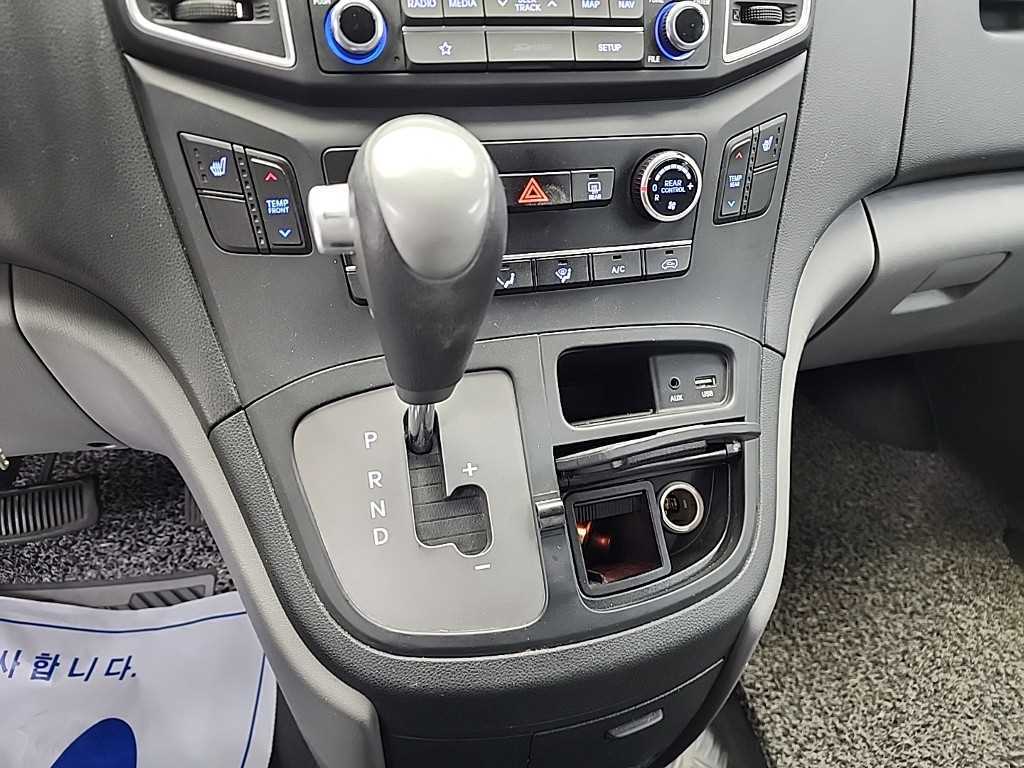 HYUNDAI Starex - Vista 8