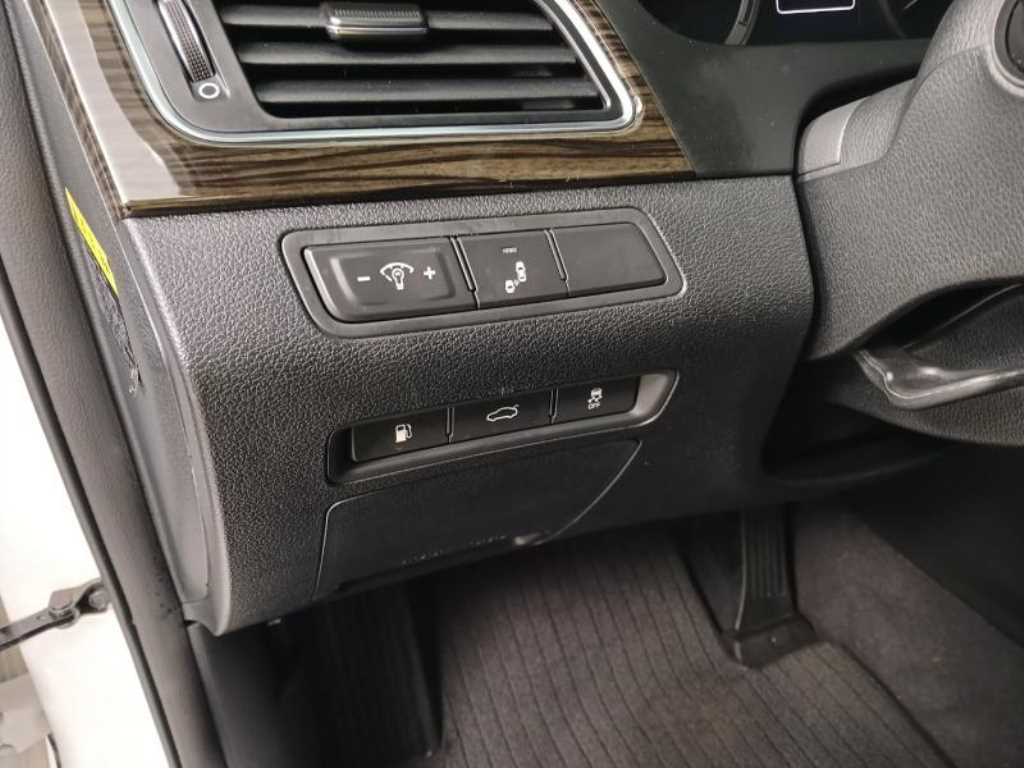HYUNDAI Sonata - Vista 12