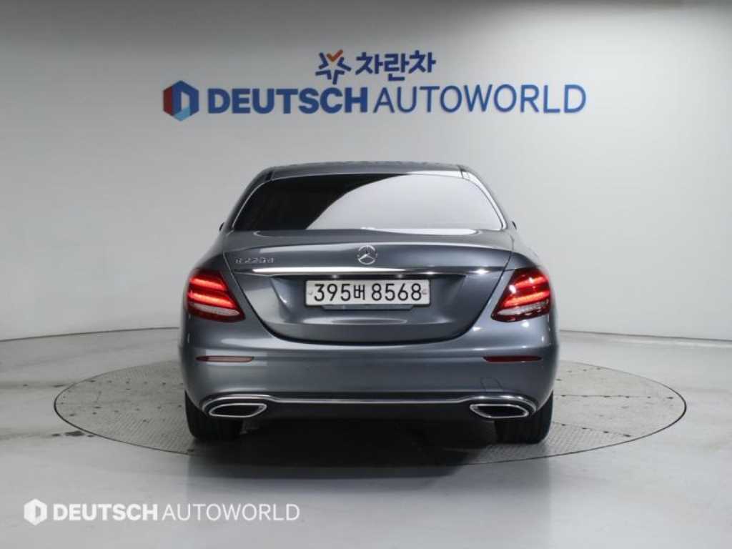 Mercedes Benz E class - Vista 4