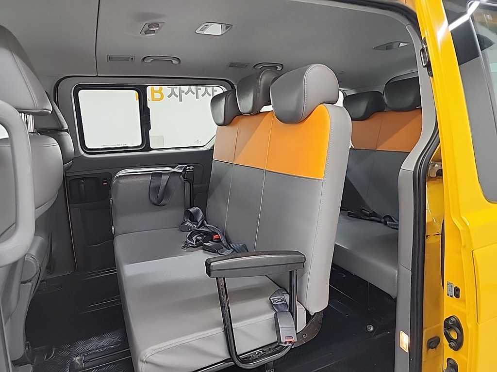 HYUNDAI Starex - Vista 12