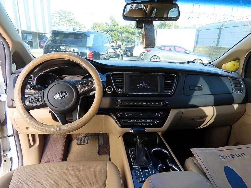 KIA Carnival - Vista 7
