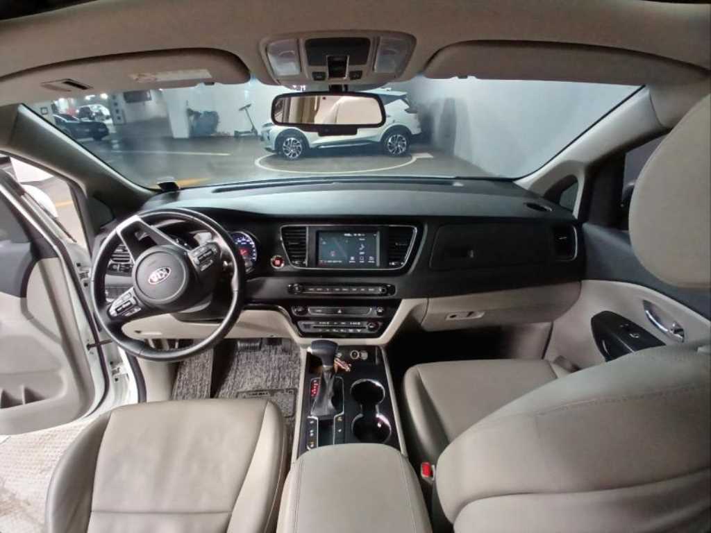 KIA Carnival - Vista 6