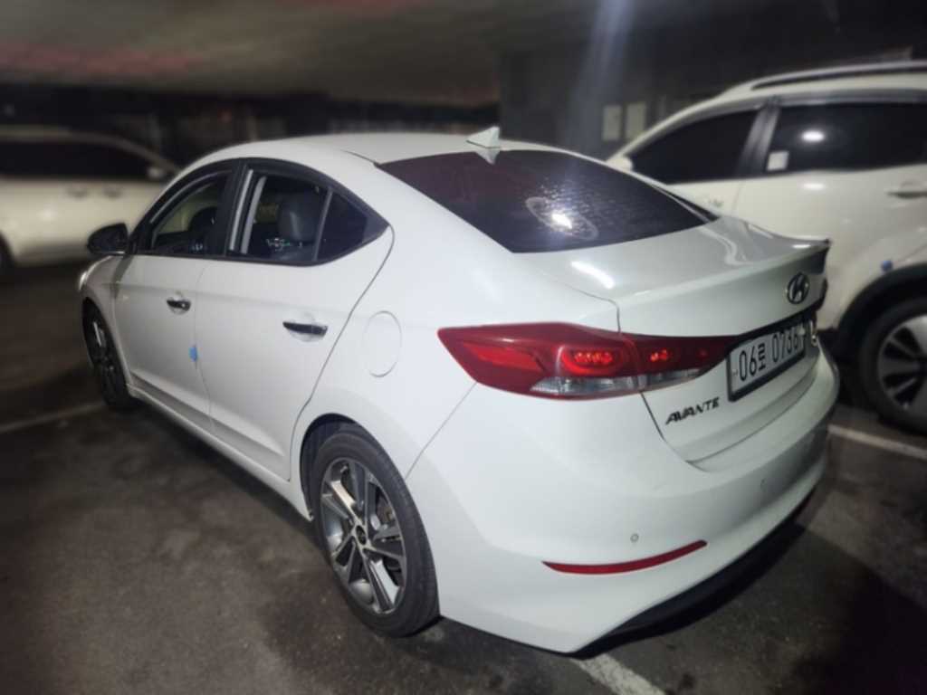 HYUNDAI Avante - Vista 4