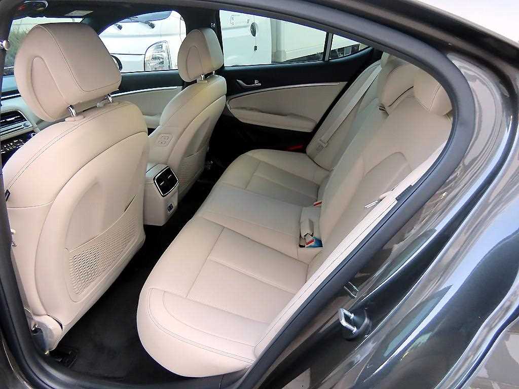 Genesis G70 - Vista 6