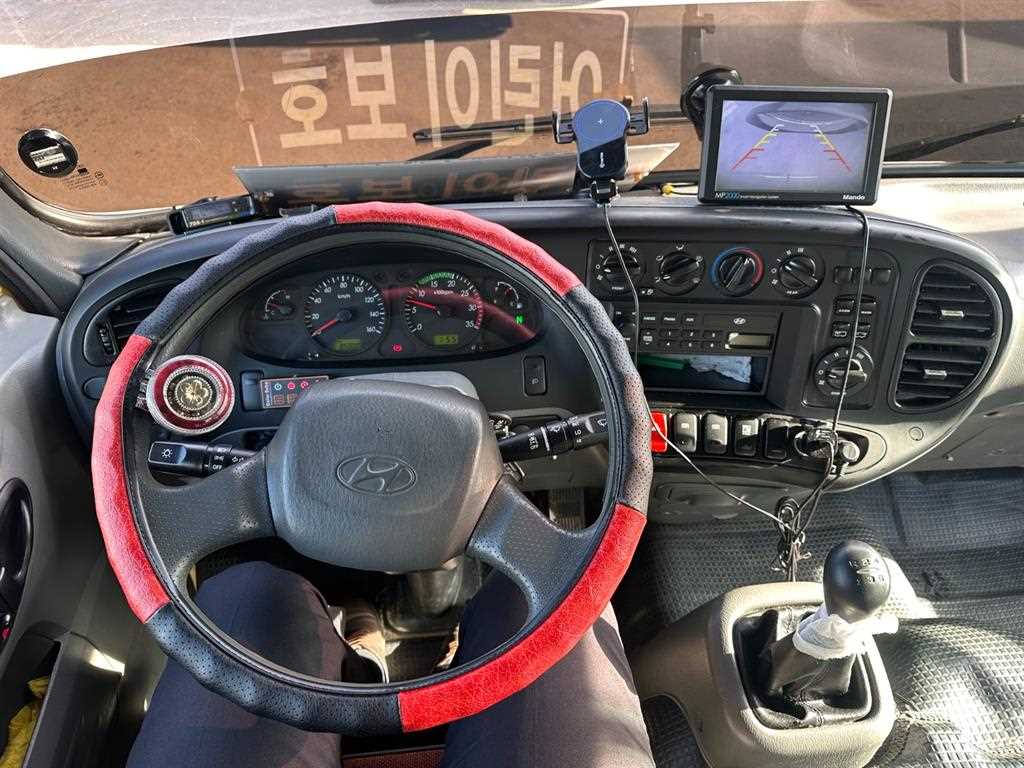 medium and large bus Hyundai bus - Vista 12