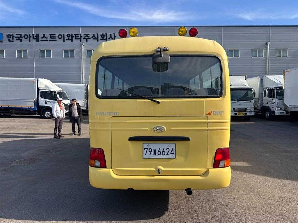 medium and large bus Hyundai bus - Vista 5
