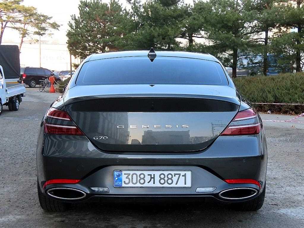 Genesis G70 - Vista 4
