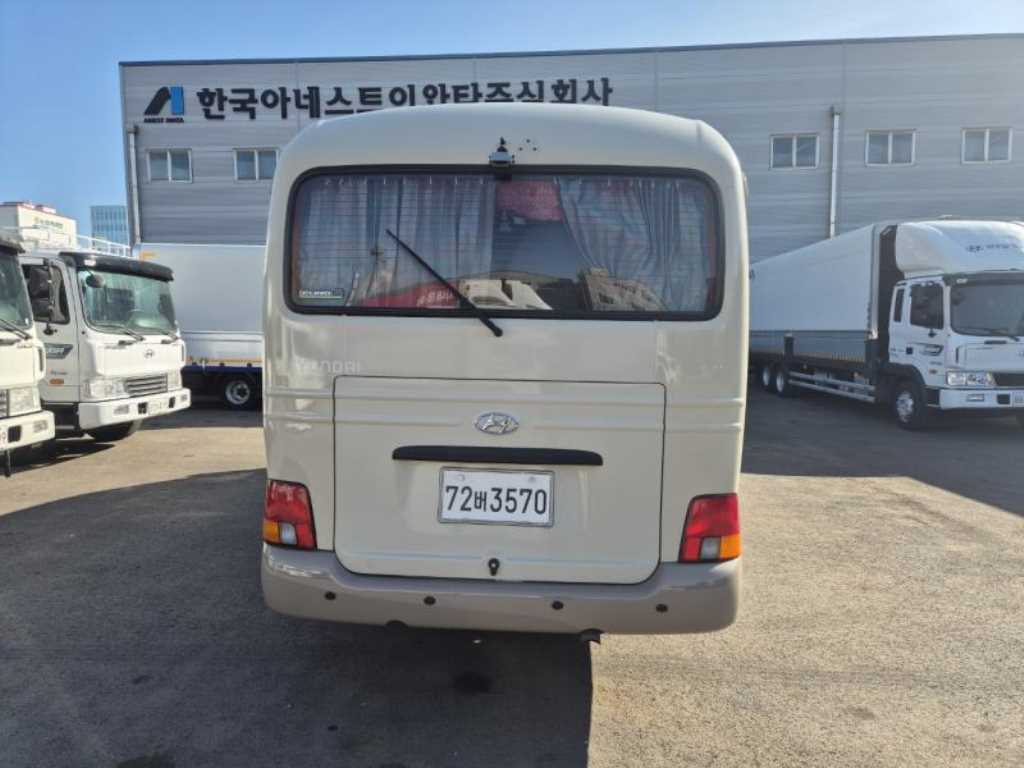 medium and large bus Hyundai bus - Vista 6