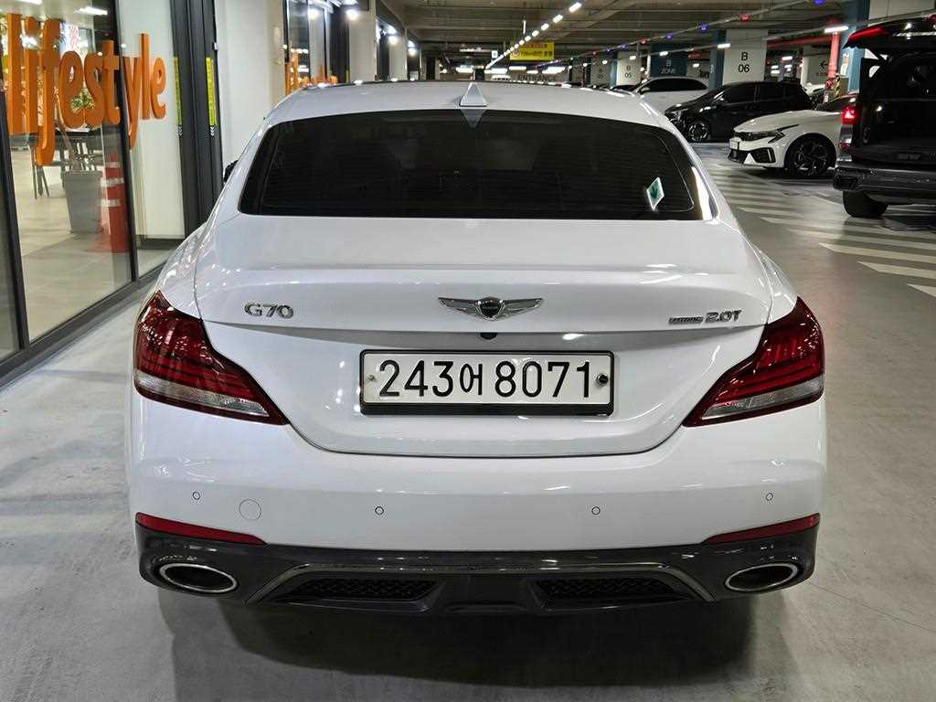 Genesis G70 - Vista 6