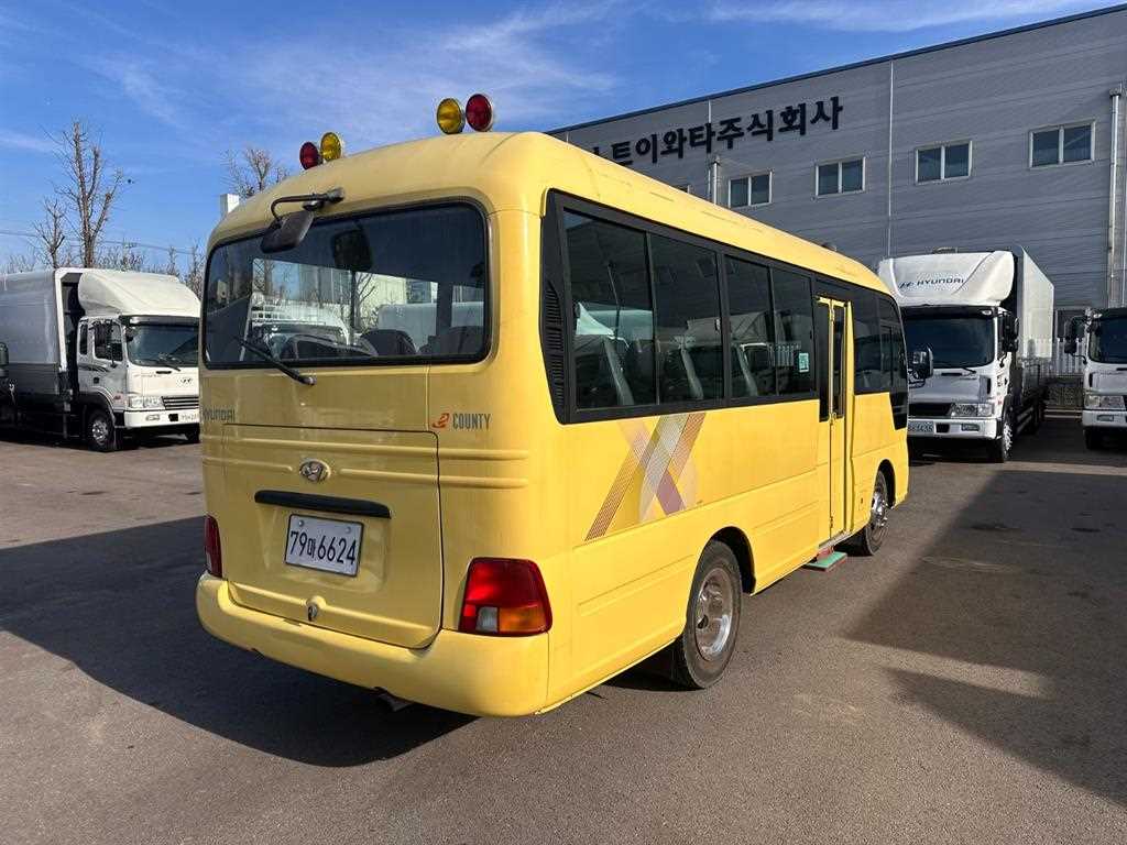 medium and large bus Hyundai bus - Vista 6