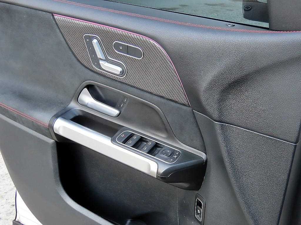 Mercedes Benz GLB Class - Vista 11