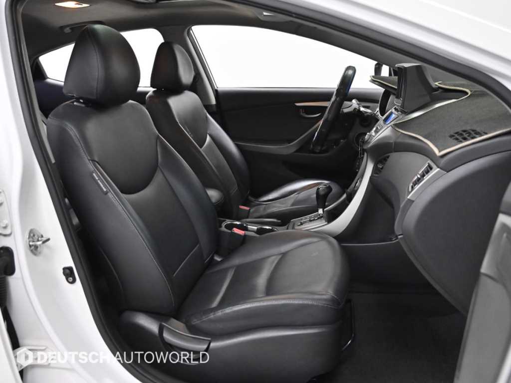 HYUNDAI Avante - Vista 10