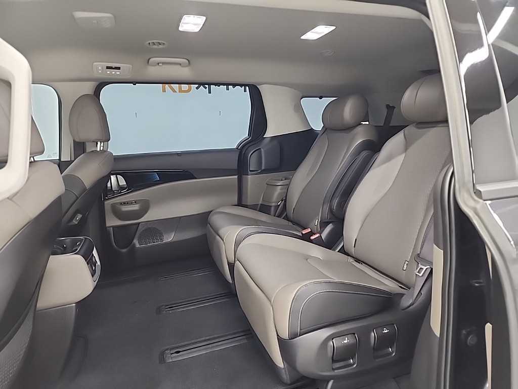 KIA Carnival - Vista 12