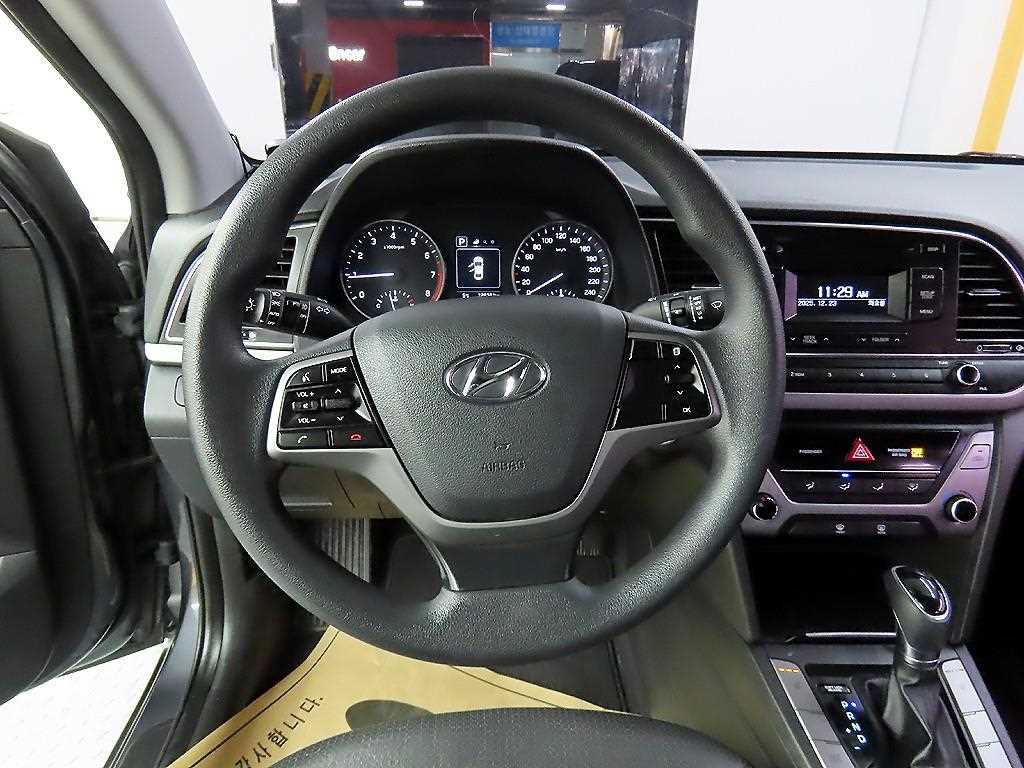 HYUNDAI Avante - Vista 9