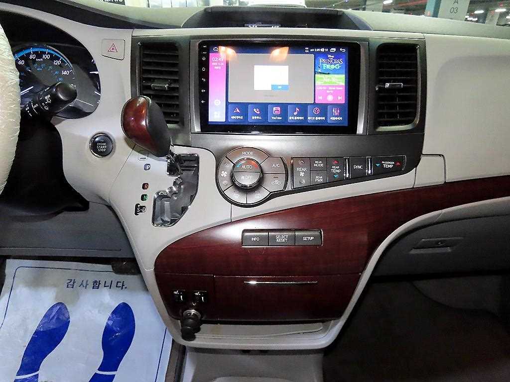 Toyota Siena - Vista 11