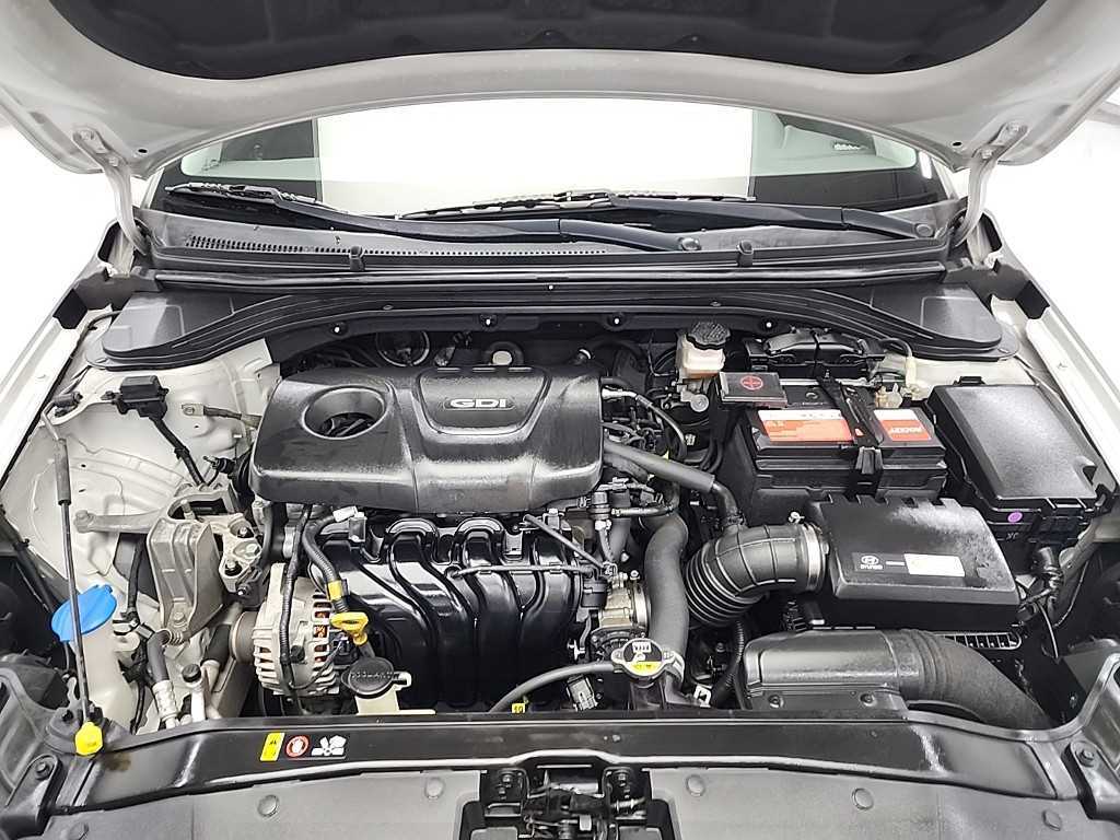 HYUNDAI Avante - Vista 5