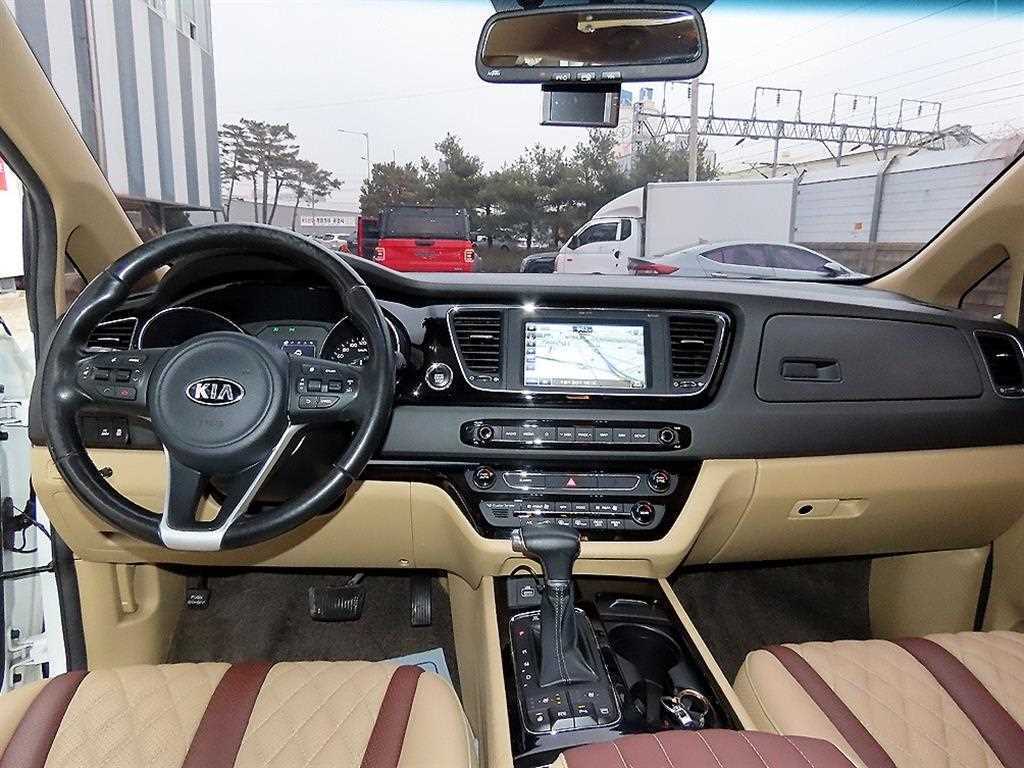 KIA Carnival - Vista 7