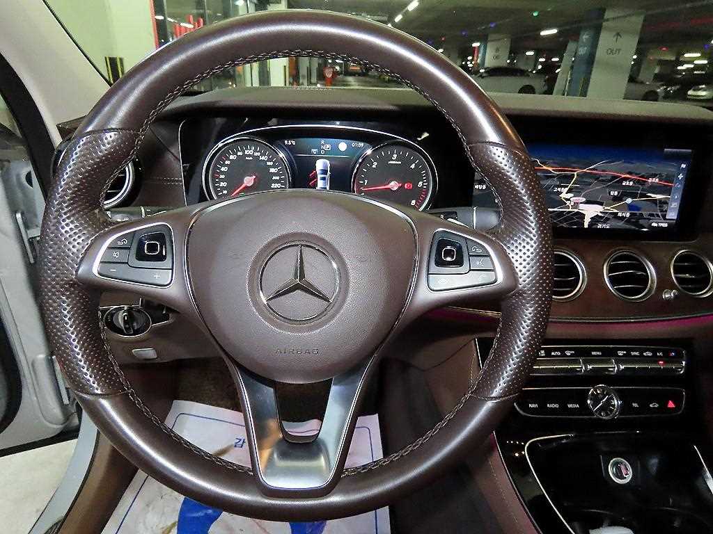 Mercedes Benz E class - Vista 8