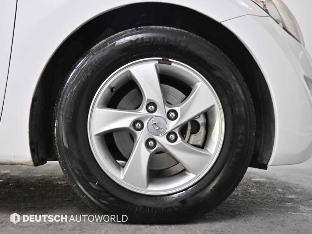 HYUNDAI Avante - Vista 5