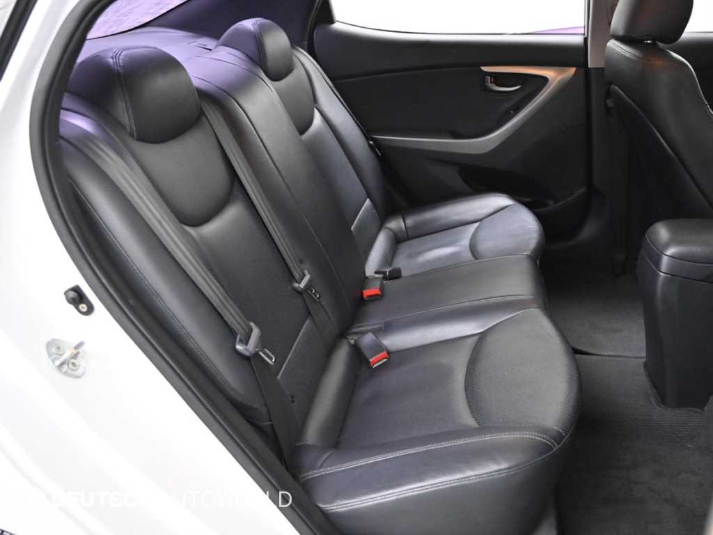 HYUNDAI Avante - Vista 12