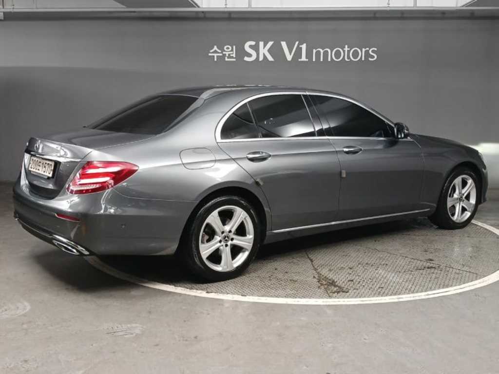 Mercedes Benz E class - Vista 4