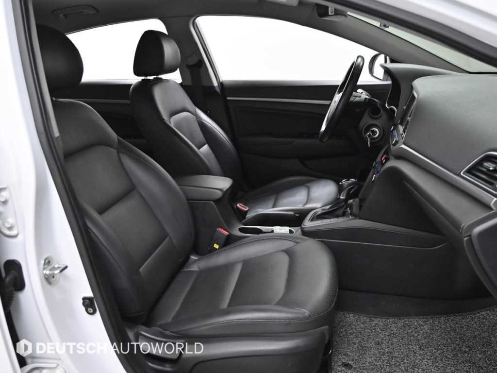 HYUNDAI Avante - Vista 10