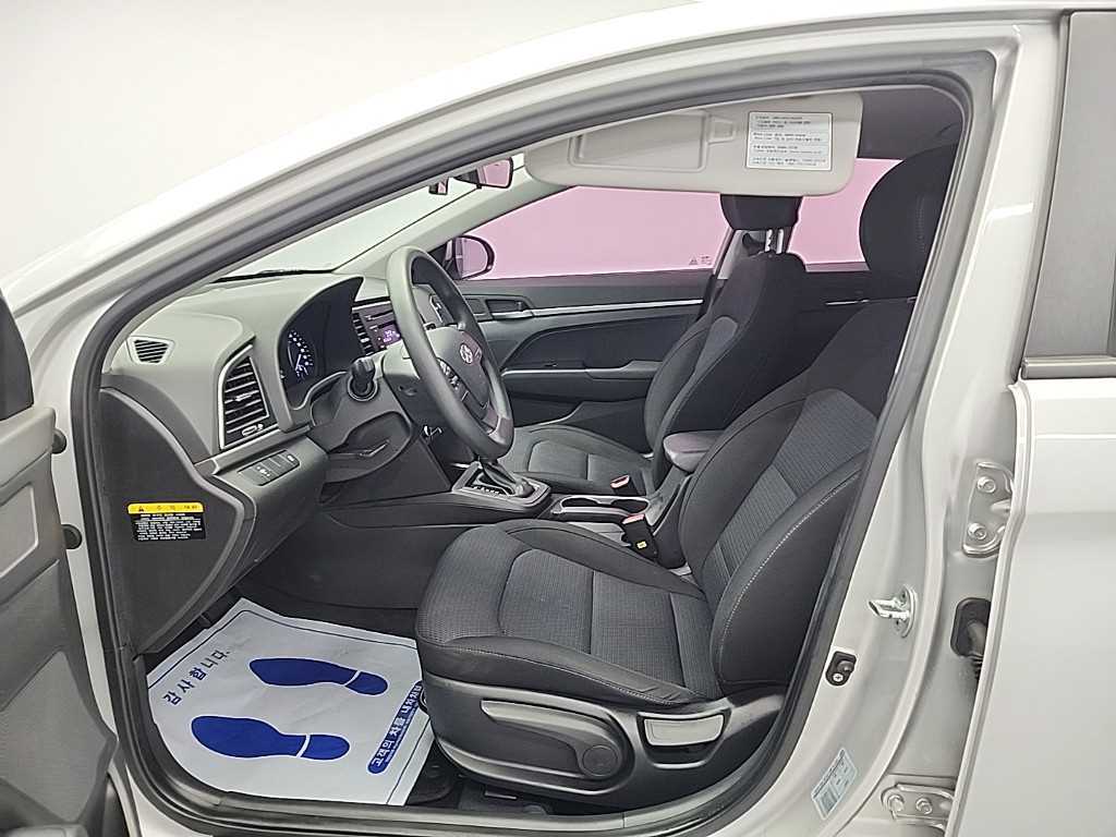 HYUNDAI Avante - Vista 11