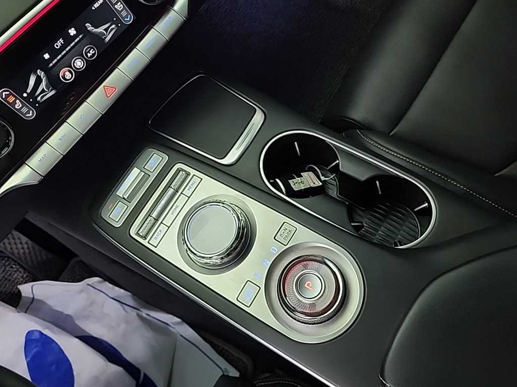 Genesis GV70 - Vista 8