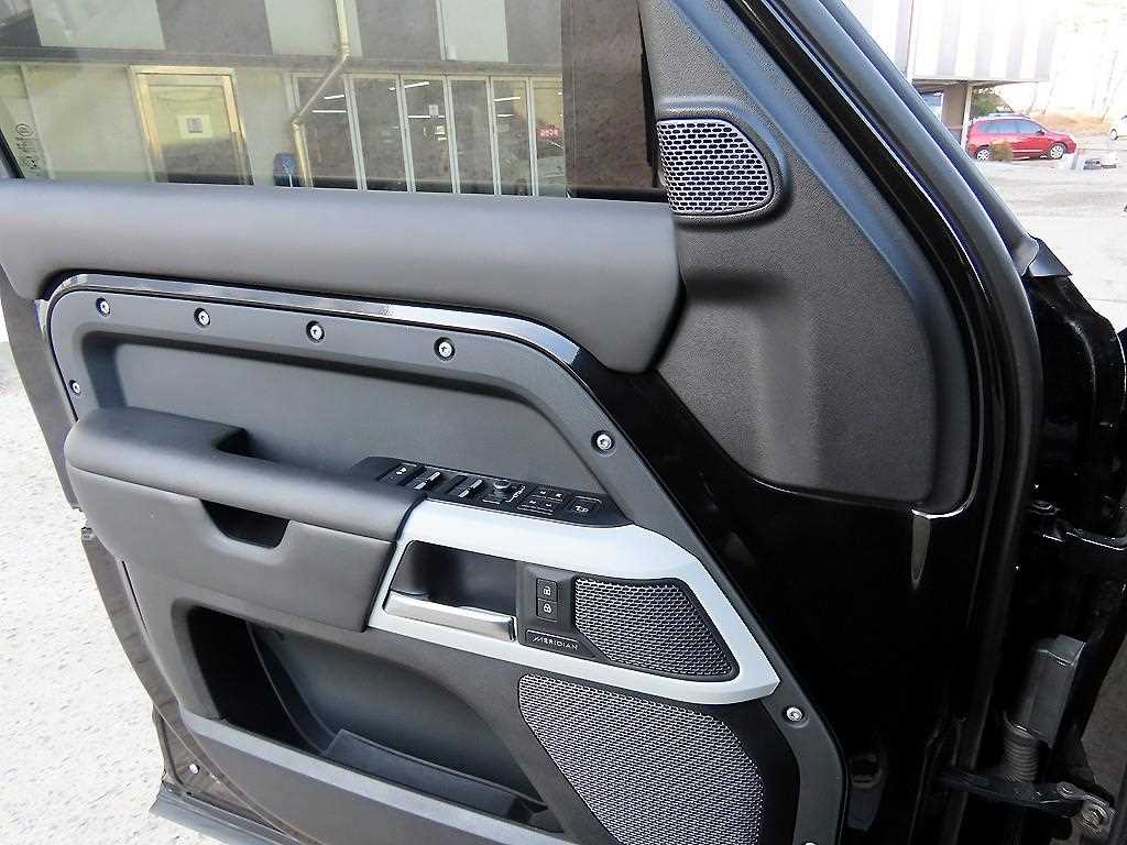 Land Rover Defender - Vista 12