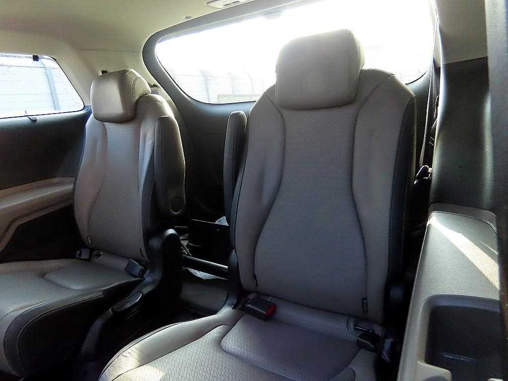KIA Carnival - Vista 7