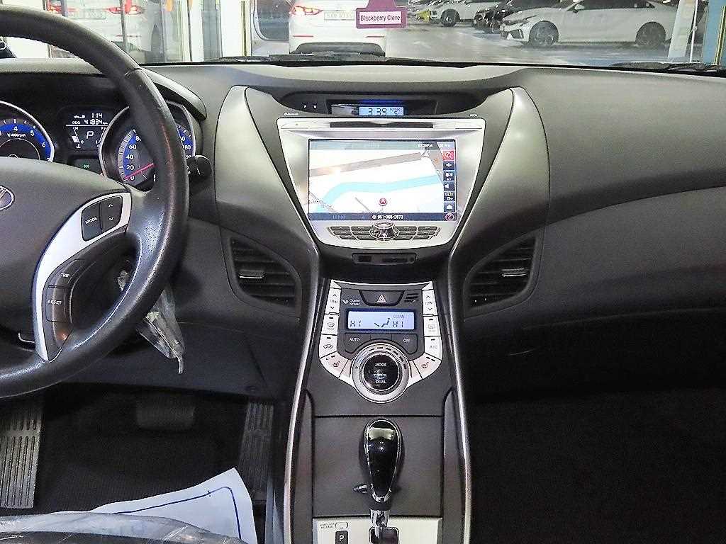 HYUNDAI Avante - Vista 11