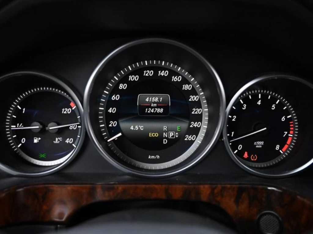 Mercedes Benz E class - Vista 8