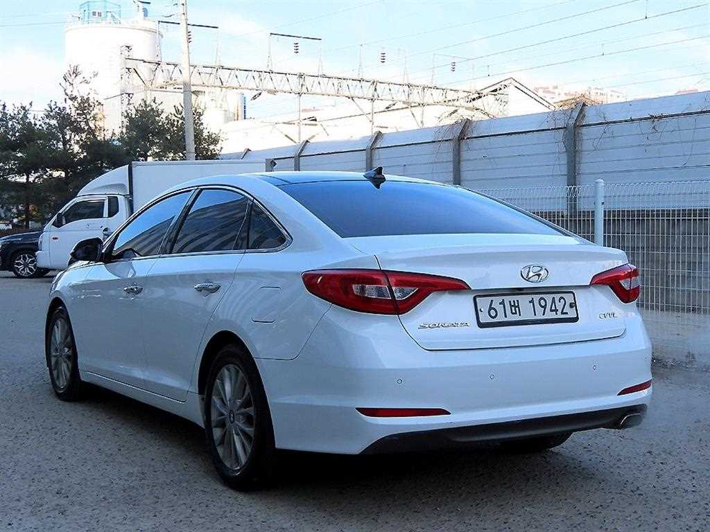 HYUNDAI Sonata - Vista 3