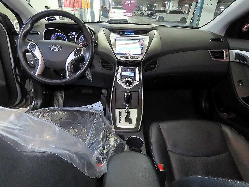 HYUNDAI Avante - Vista 10