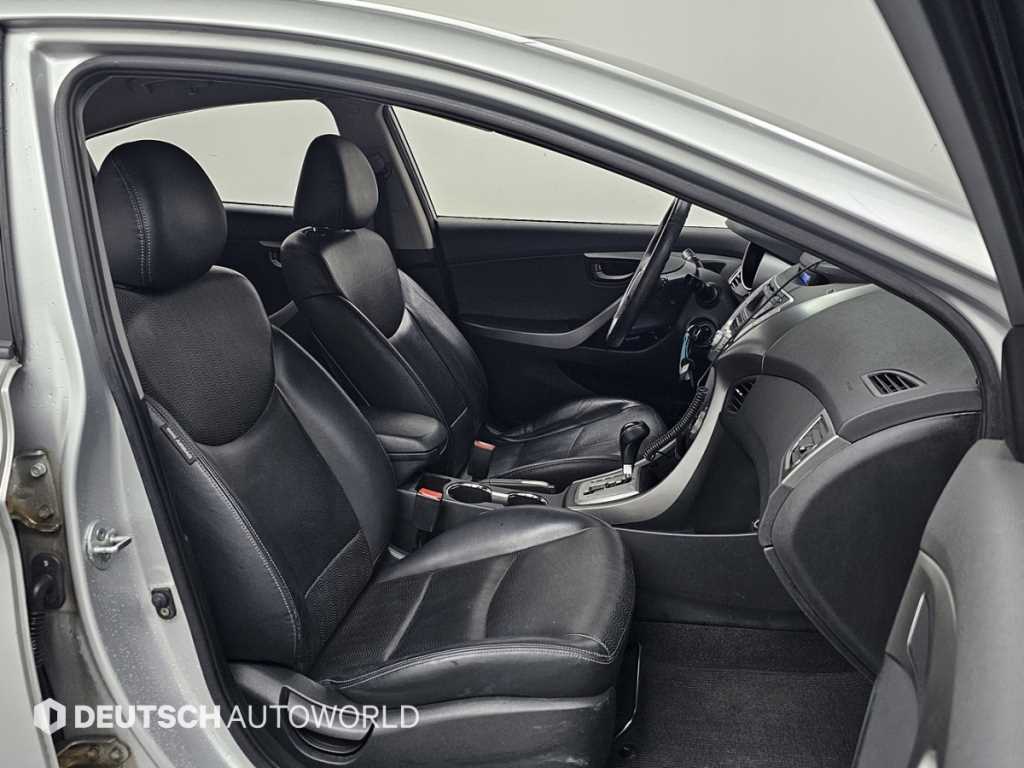 HYUNDAI Avante - Vista 10