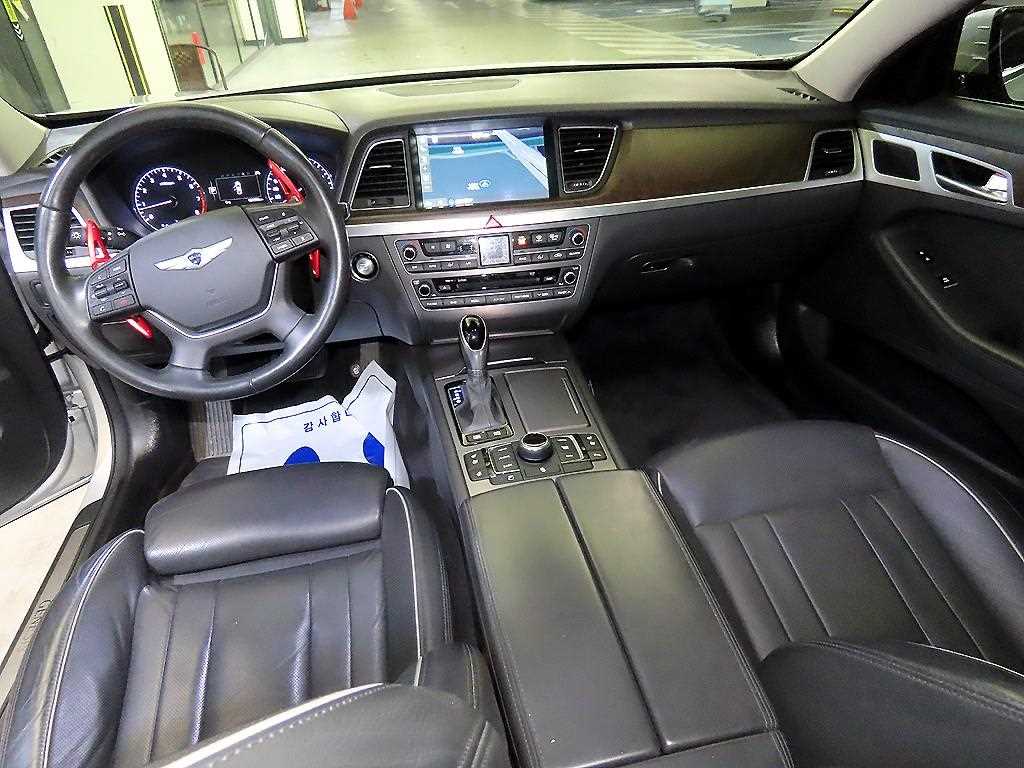 HYUNDAI Genesis - Vista 10