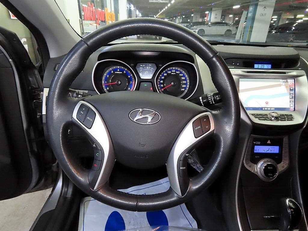 HYUNDAI Avante - Vista 8