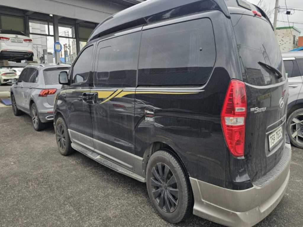 HYUNDAI Starex - Vista 2