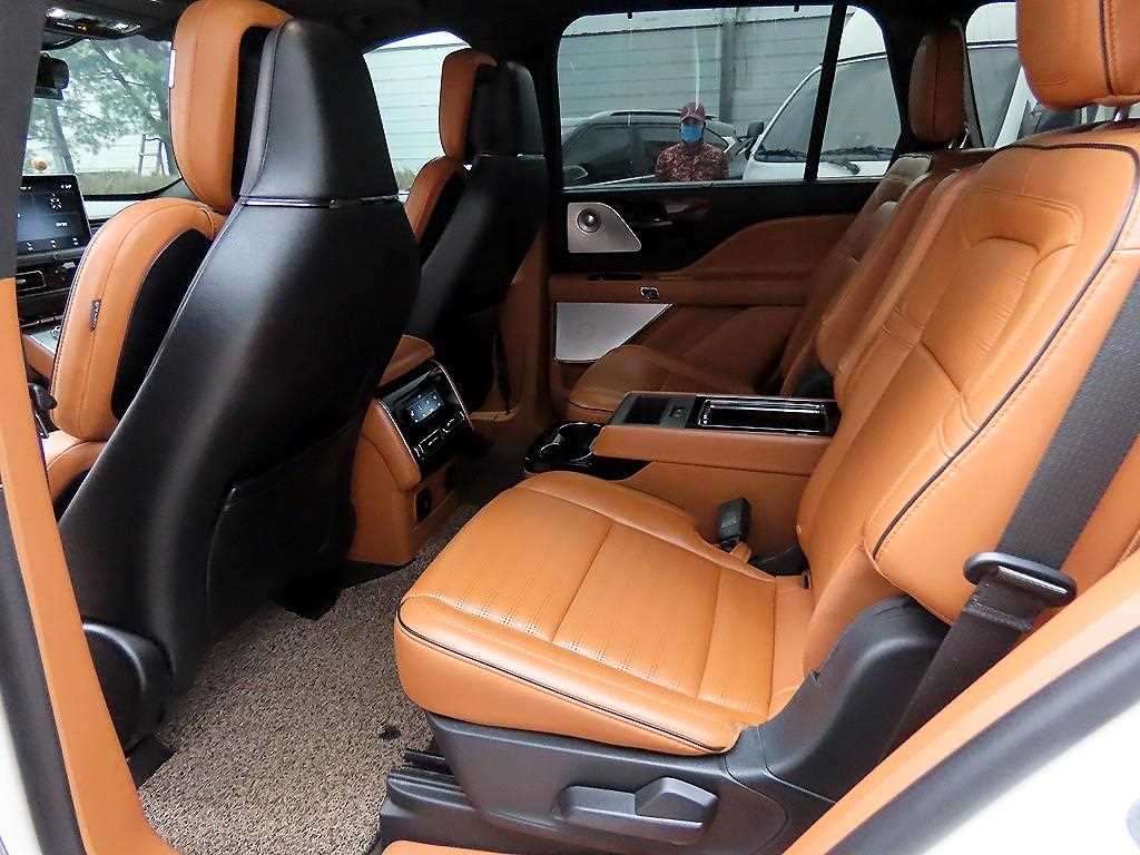 Lincoln Aviator - Vista 6