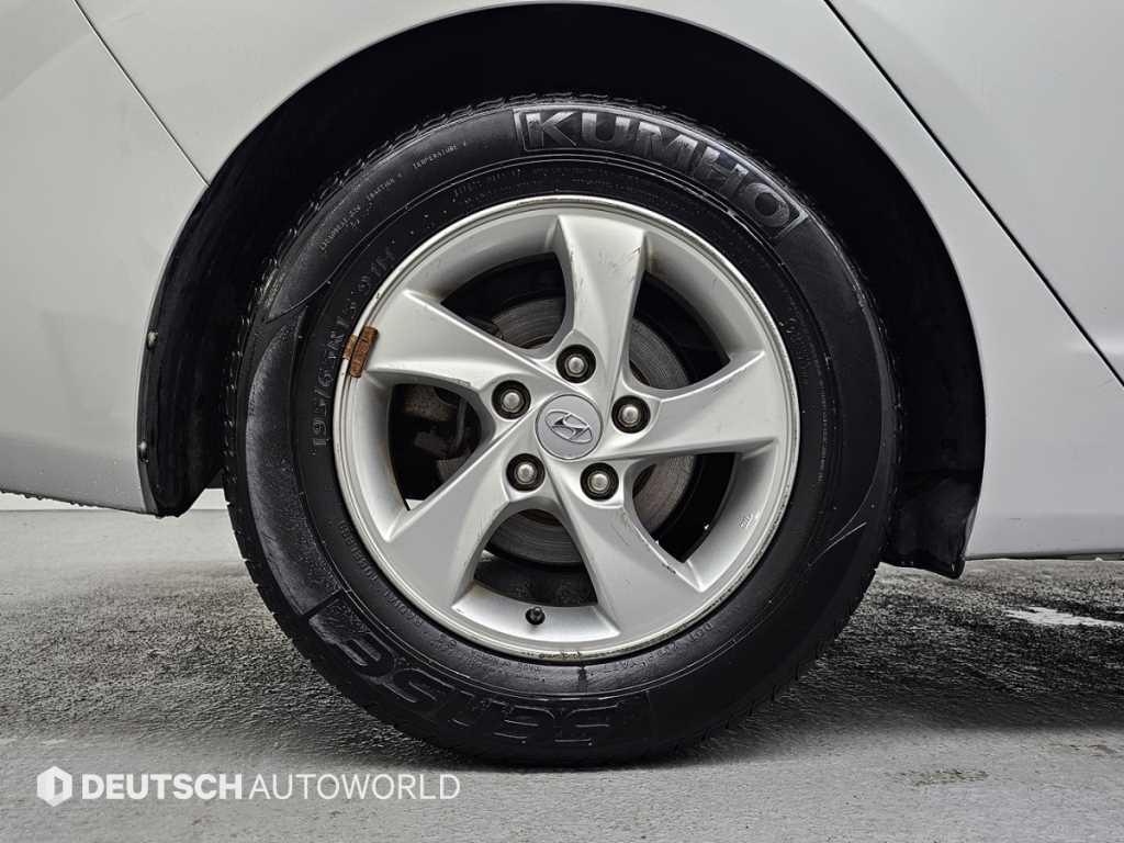 HYUNDAI Avante - Vista 5