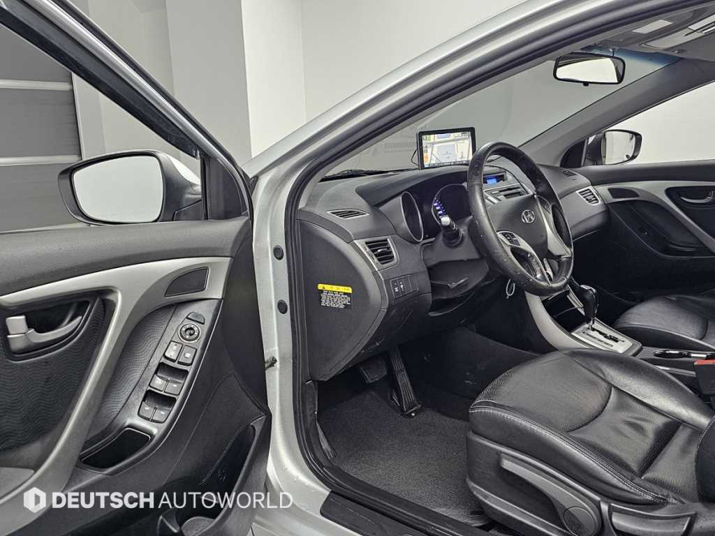 HYUNDAI Avante - Vista 11