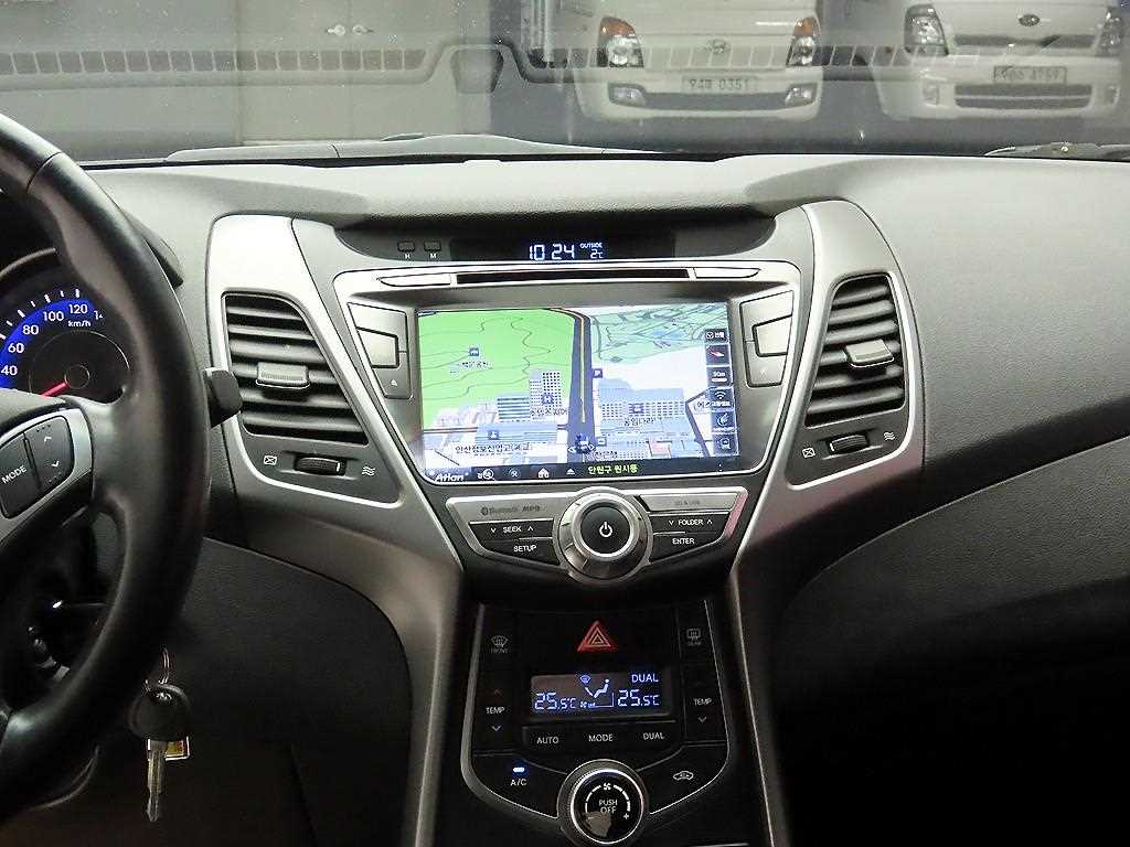 HYUNDAI Avante - Vista 9